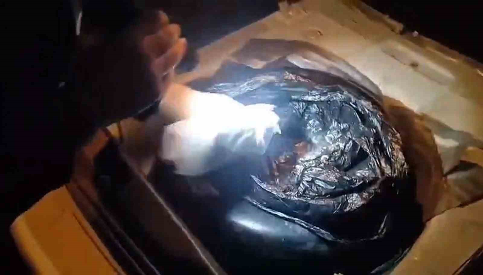 Hatay’da kaçakçılık operasyonu: Otomobilin her yerinden telefon ve elektronik sigara fışkırdı