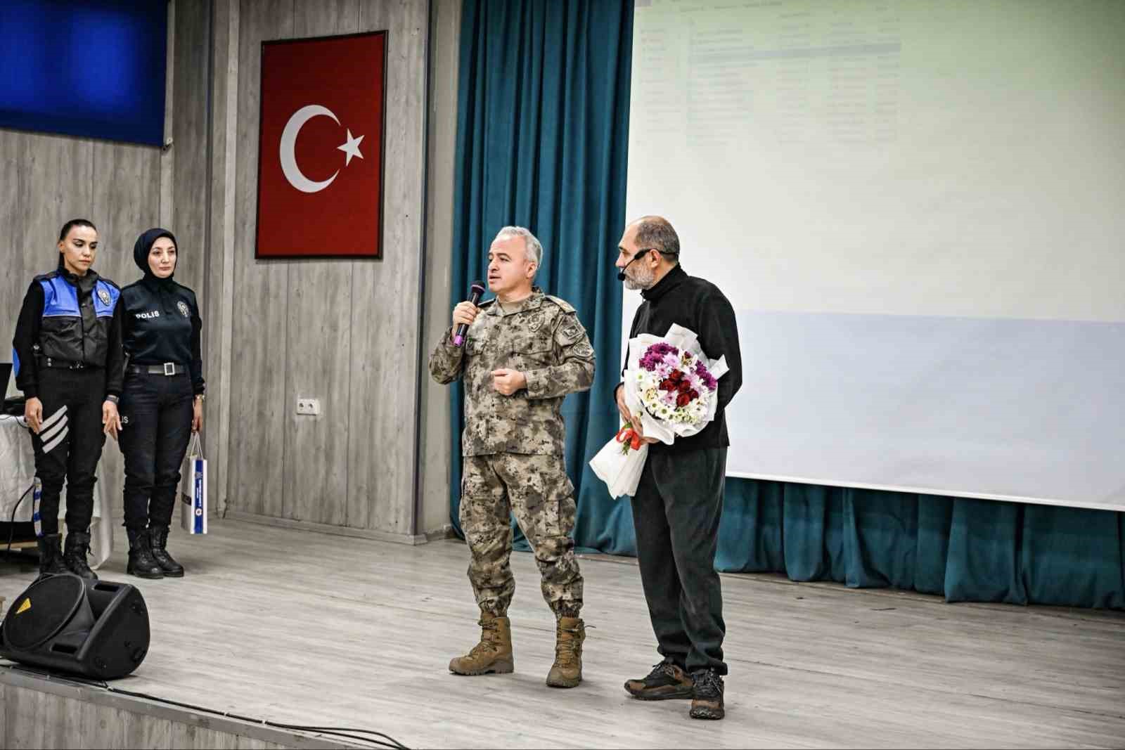 Hakk&acirc;ri&rsquo;de polislere farkındalık eğitimi
