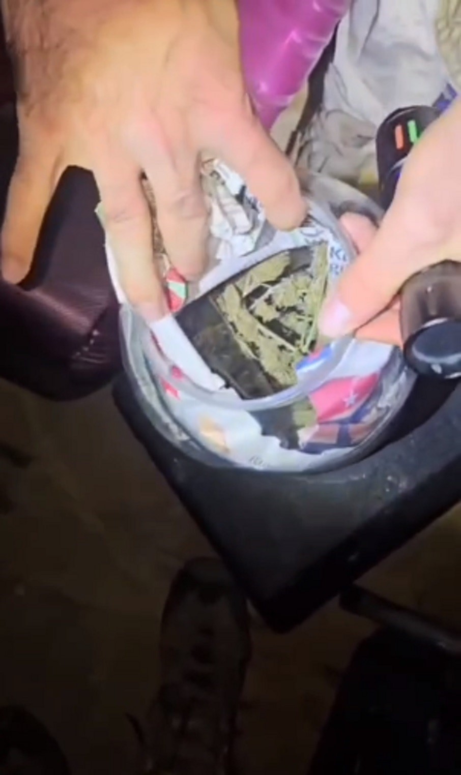 Evdeki eşyaların i&ccedil;inden uyuşturucu &ccedil;ıktı
