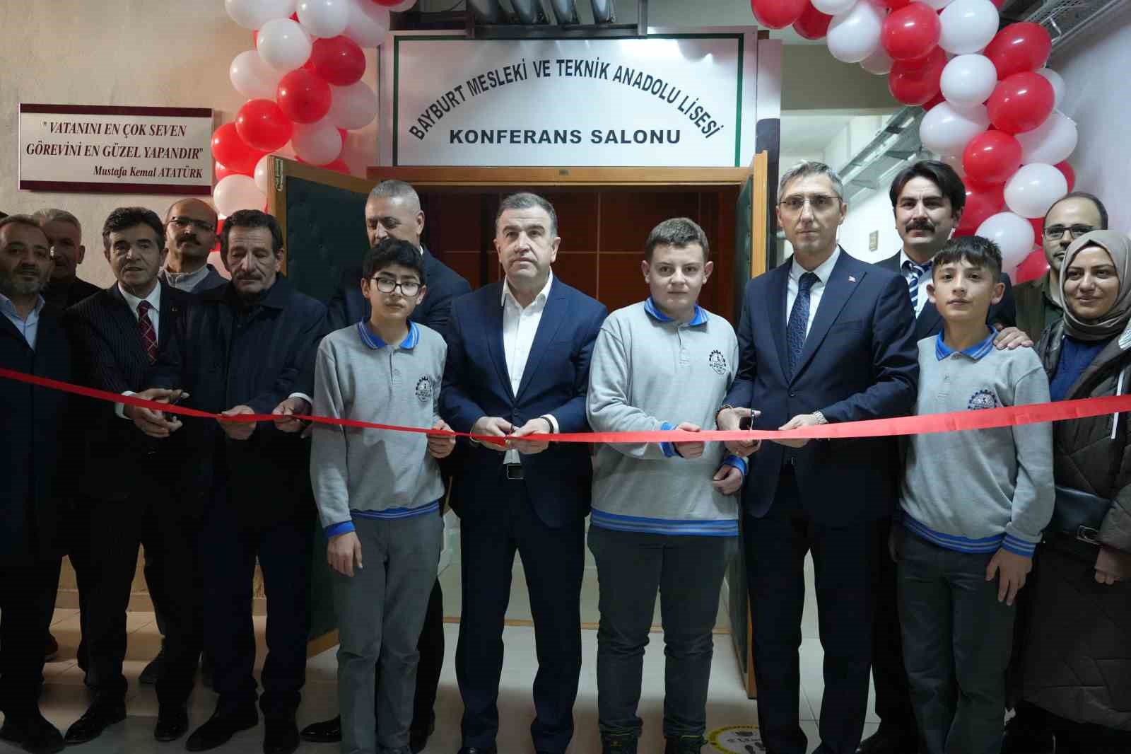 Bayburt&rsquo;ta sıfır atıkla yapılan konferans salonu şiir programıyla hizmete a&ccedil;ıldı

