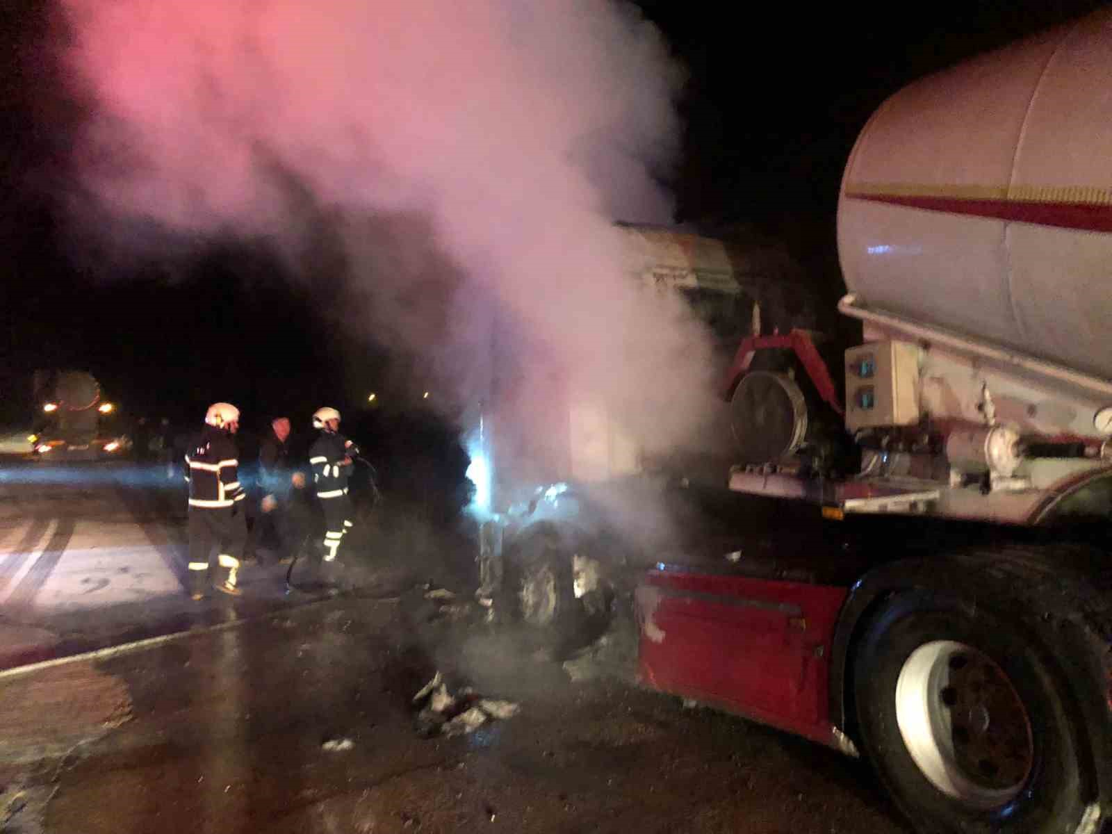 Burdur’da tır yanarak kullanılmaz hale geldi