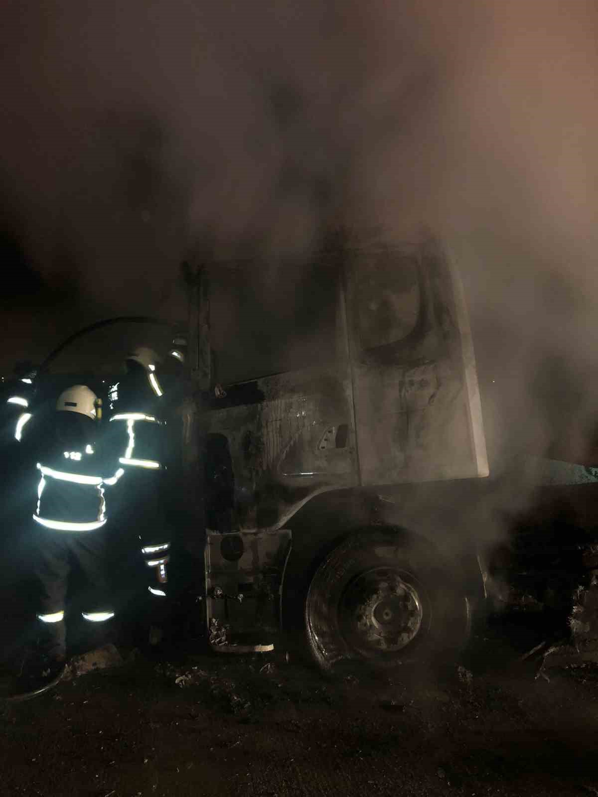 Burdur&rsquo;da tır yanarak kullanılmaz hale geldi
