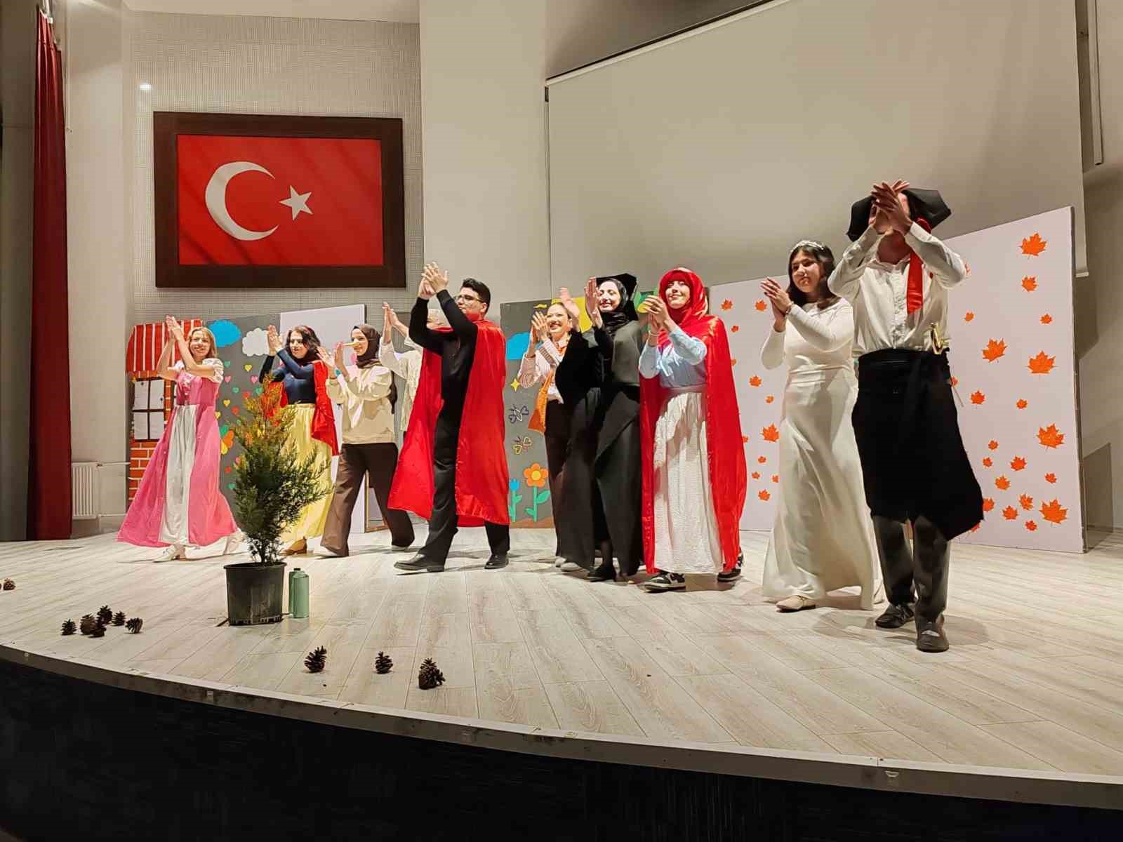 K&uuml;tahya&rsquo;da "Ormanın Şifresi" adlı &ccedil;ocuk tiyatrosu &ouml;ğrencilerle buluştu
