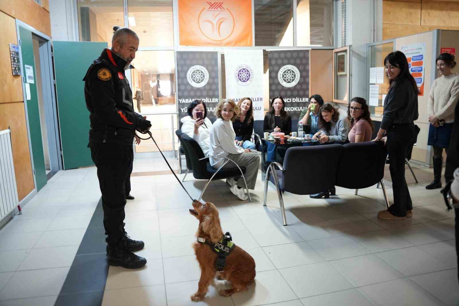 &Uuml;niversitelilerin ilgi odağı narkotik k&ouml;peği "Leo" oldu
