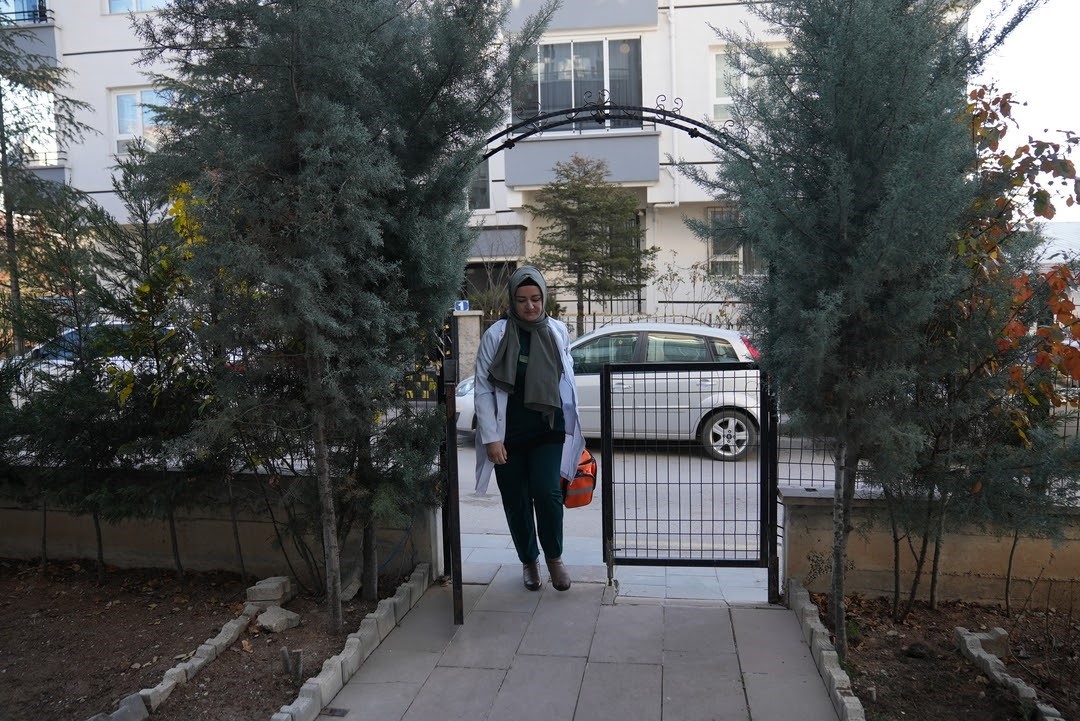 G&ouml;lbaşı Belediyesi bakıma muhta&ccedil; vatandaşların yanında olmaya devam ediyor
