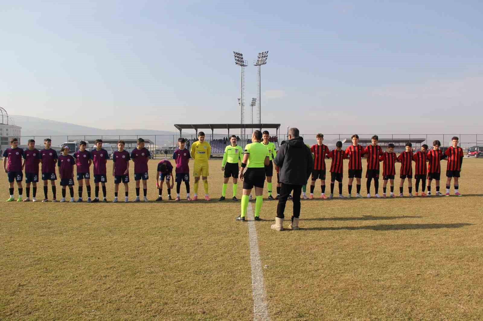 Afyon&rsquo;da Gelişim Ligi ma&ccedil;ına verilen saha tepkilere neden oldu
