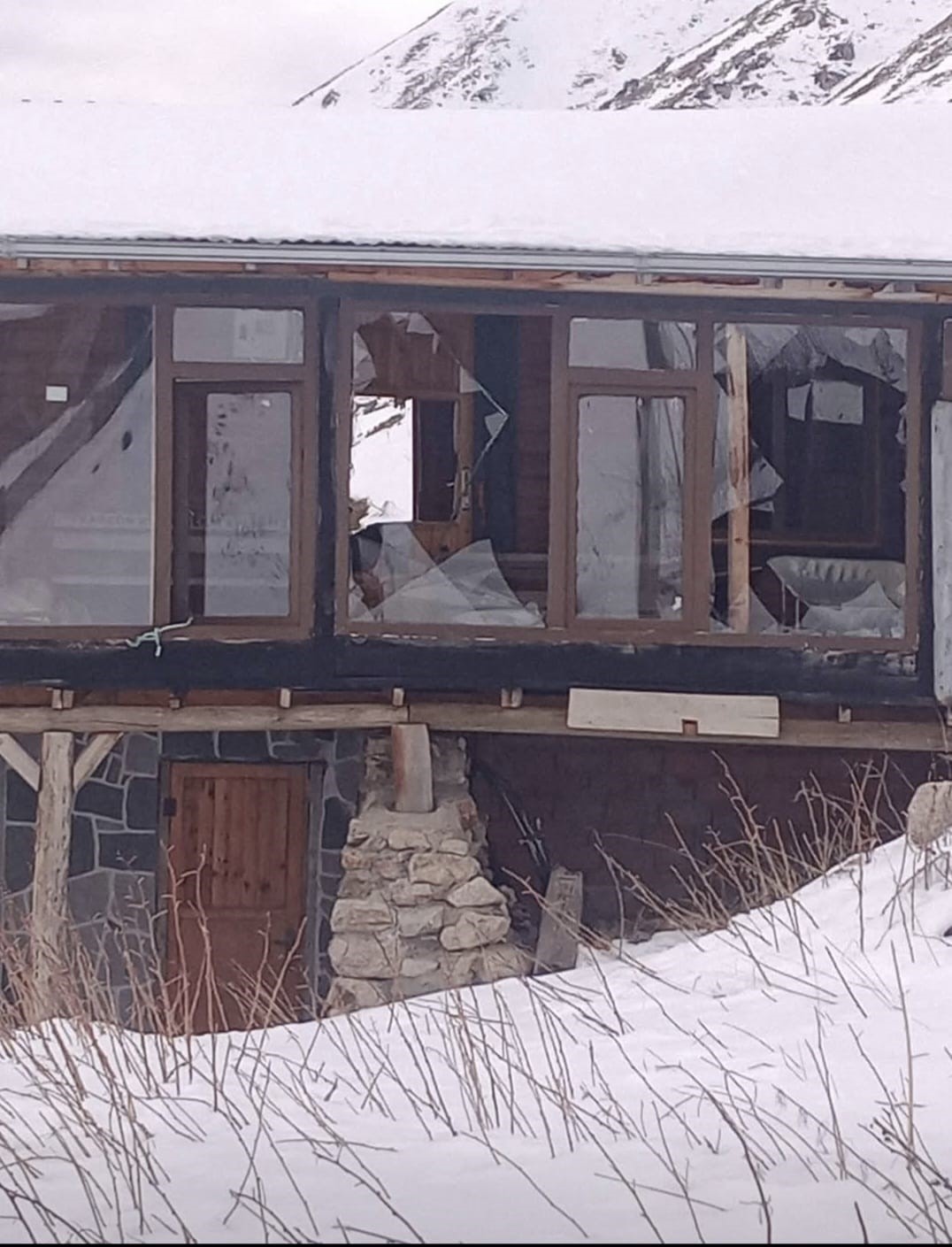 Ayılar kış uykusu nedir bilmiyor, yayla evlerine saldırıları sürüyor