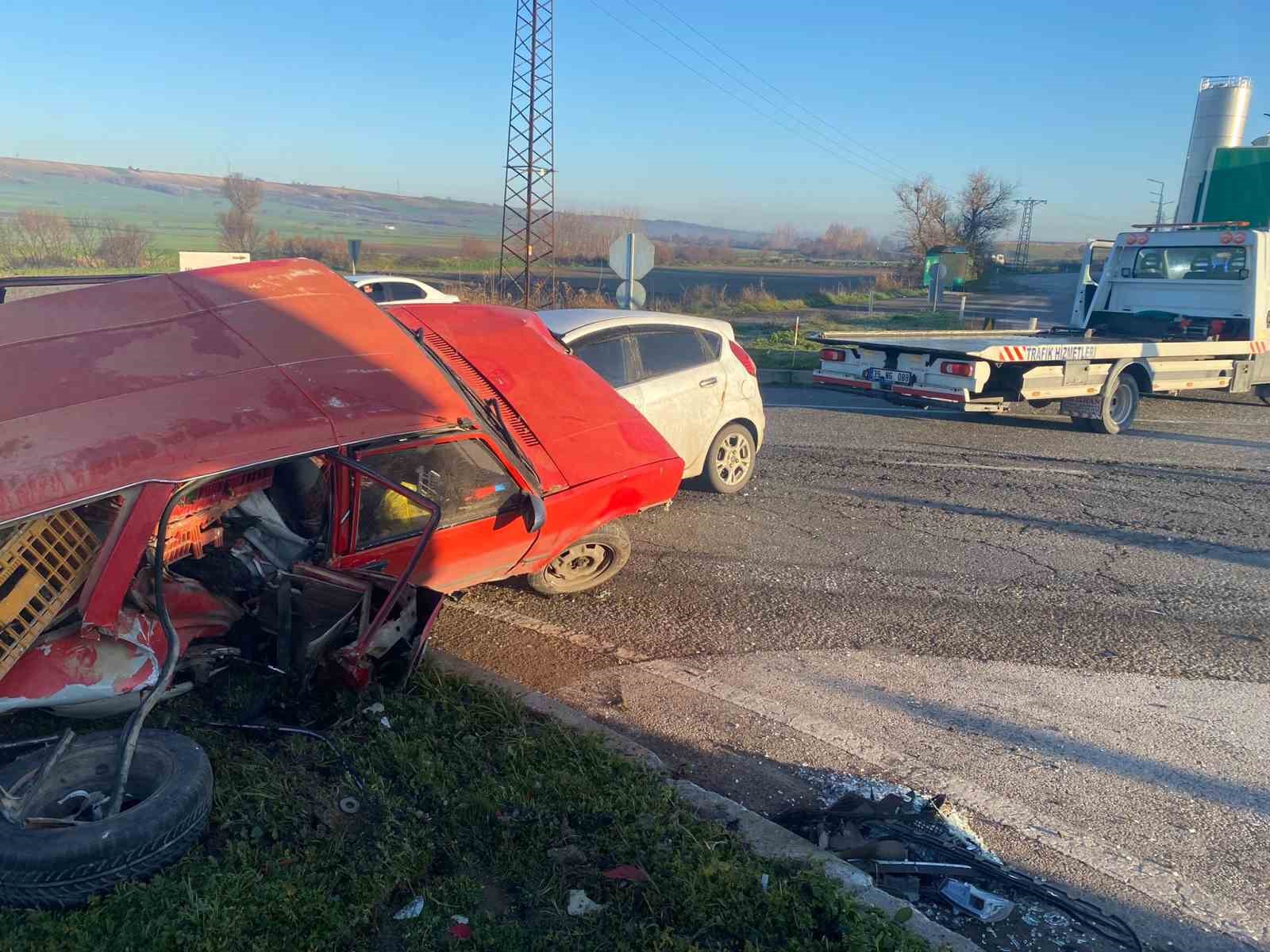 L&uuml;leburgaz&rsquo;da kavşakta &ccedil;arpışan otomobillerin s&uuml;r&uuml;c&uuml;leri yaralandı
