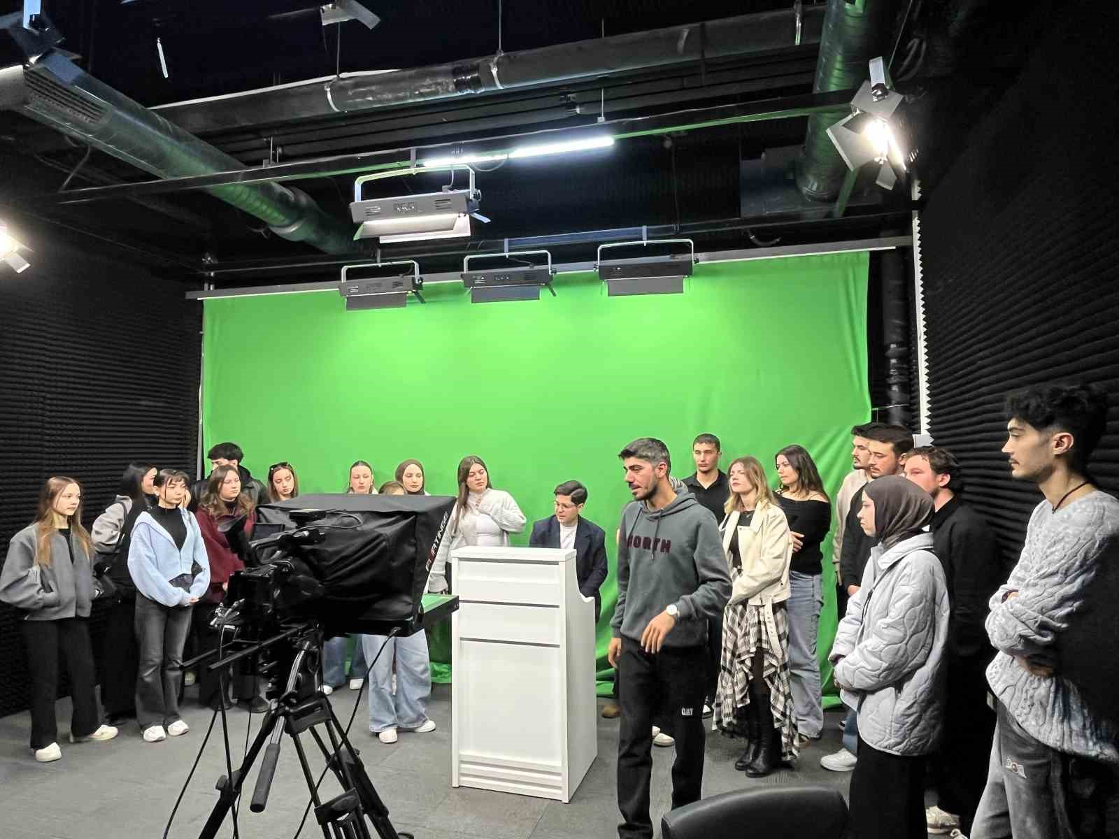 &Ouml;ğrenciler program yapımını st&uuml;dyoda deneyimliyor
