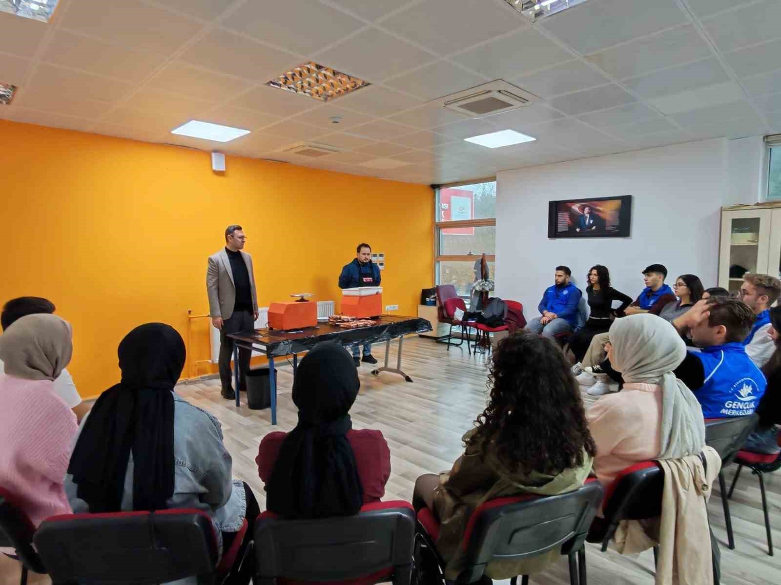 Muğla&rsquo;da gen&ccedil;ler seramik at&ouml;lyesinde h&uuml;nerlerini sergiledi
