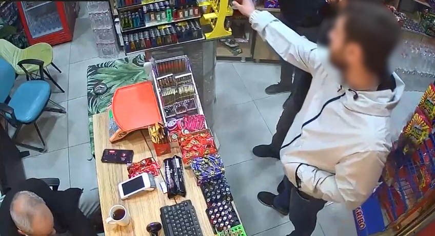 Çakmak hırsızı kameraya yakalandı
