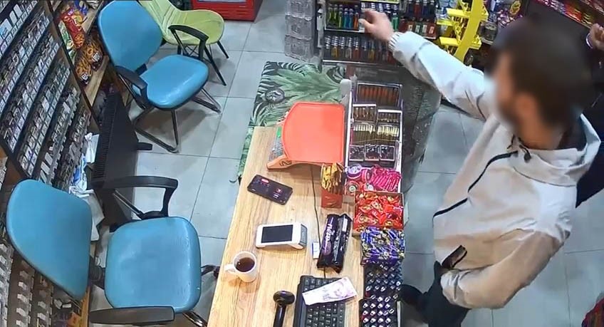 &Ccedil;akmak hırsızı kameraya yakalandı
