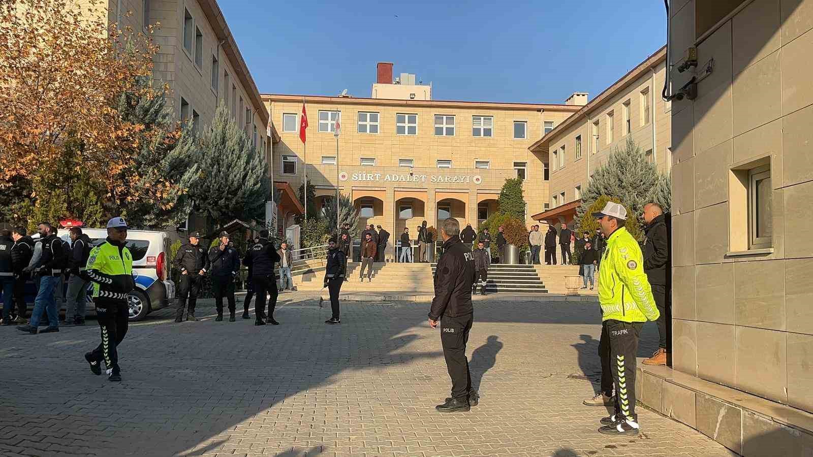 Uyuşturucu kullananların tahlillerini değiştirdikleri iddiasıyla g&ouml;zaltına alınan 30 ş&uuml;pheli adliyeye sevk edildi
