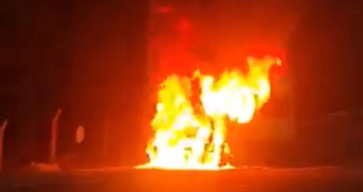 Seyir halindeki işçi servisi alev topuna döndü