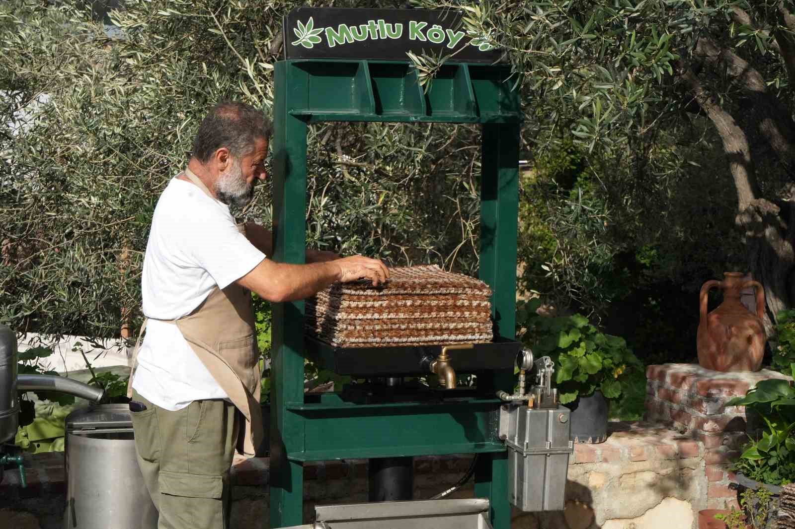 Zeytinyağında dededen kalma "taş baskı" yöntemini yaşatıyor
