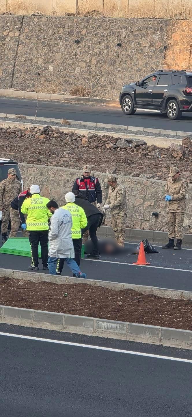 Yolun karşı tarafına ge&ccedil;mek isterken 2 aracın &ccedil;arptığı adam hayatını kaybetti
