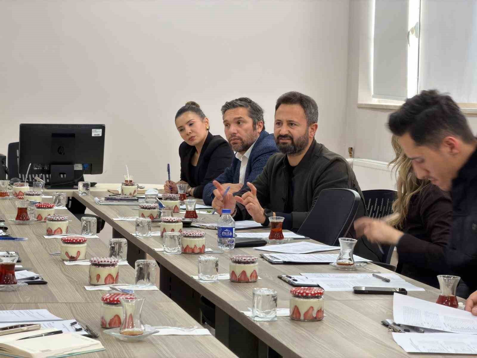 İletişim Fak&uuml;ltesi &ouml;ğrencileri i&ccedil;in sekt&ouml;r odaklı eğitim masaya yatırıldı
