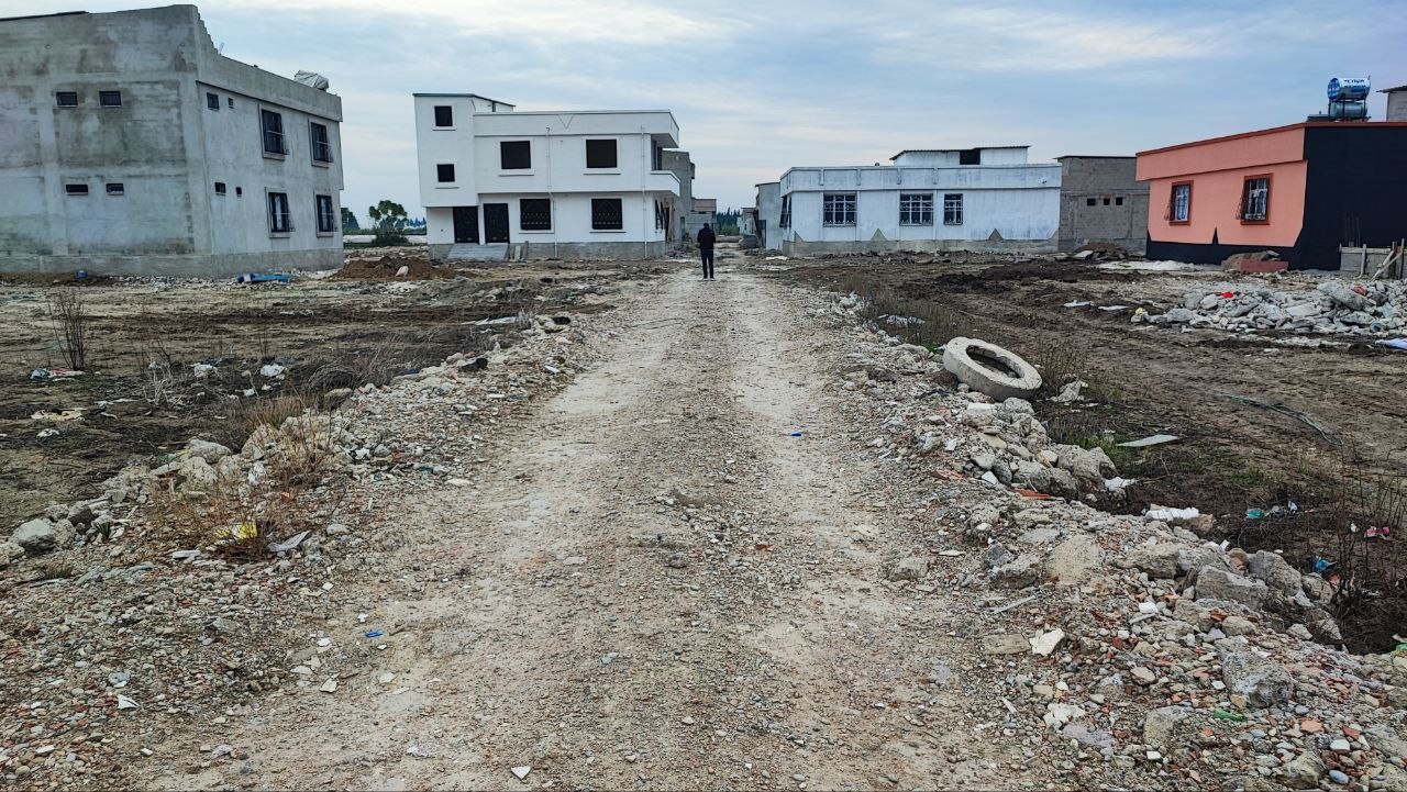 Seyhan’da yeni yapılan evler yolsuz kaldı: Vatandaşlar mağdur