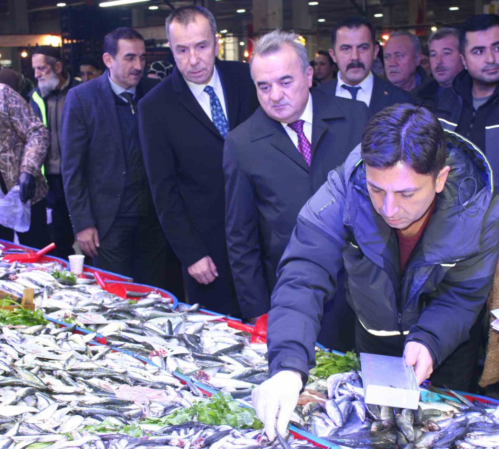 Vatandaşları bilgilendirmek i&ccedil;in pazarda "Sağlık i&ccedil;in Balık" konulu stant kuruldu

