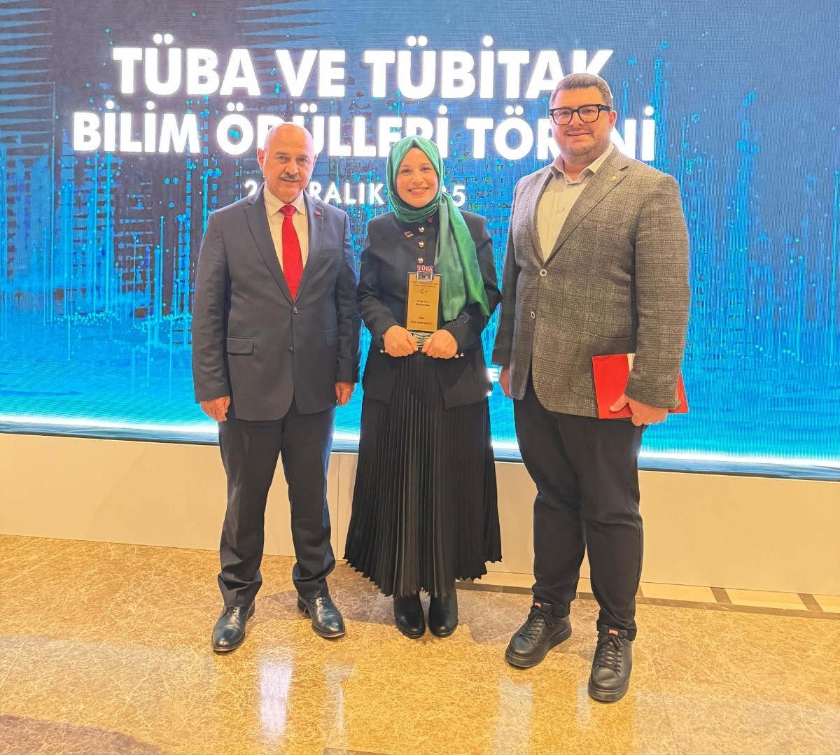 &Ouml;d&uuml;l&uuml;n&uuml; Cumhurbaşkanın elinden aldı
