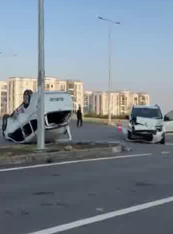 Diyarbakır&rsquo;da &ccedil;arpışan ara&ccedil;lardan biri ters d&ouml;nd&uuml;: 2 yaralı
