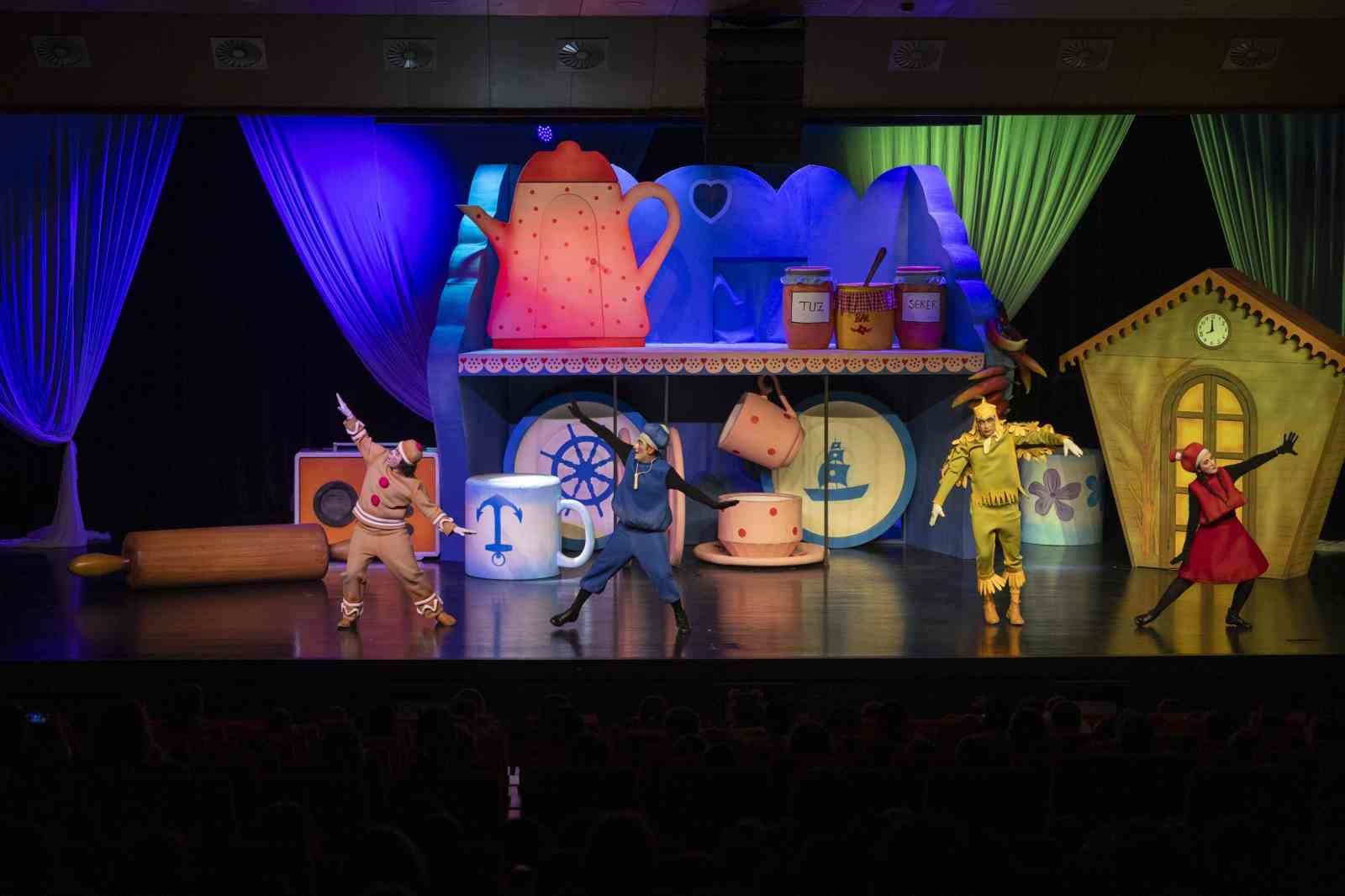 &lsquo;Bisk&uuml;vi Adam&rsquo; sahneye &ccedil;ıktı, minik seyirciler kahkahaya boğuldu
