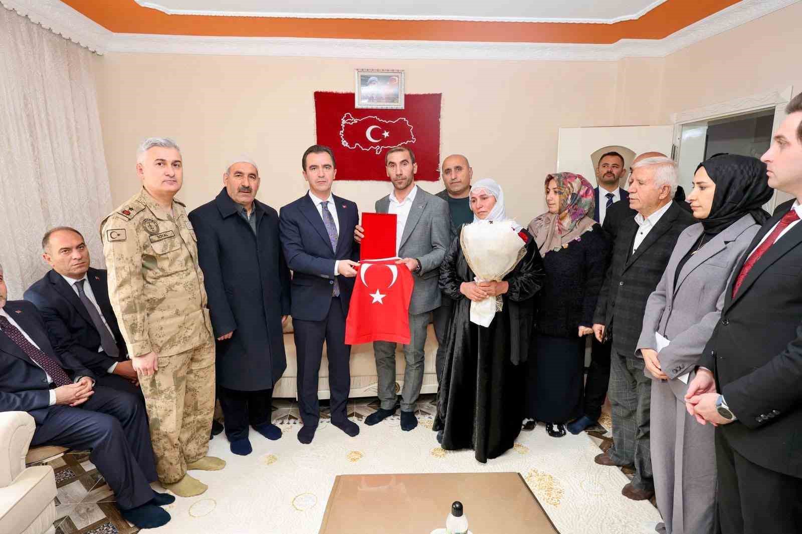 Vali Karakaya&rsquo;dan şehit ailesine ziyaret
