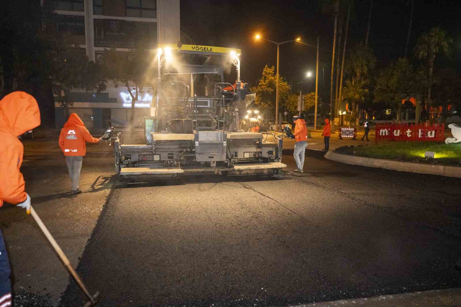 Mersin&rsquo;de asfalt mesaisi geceye taşındı
