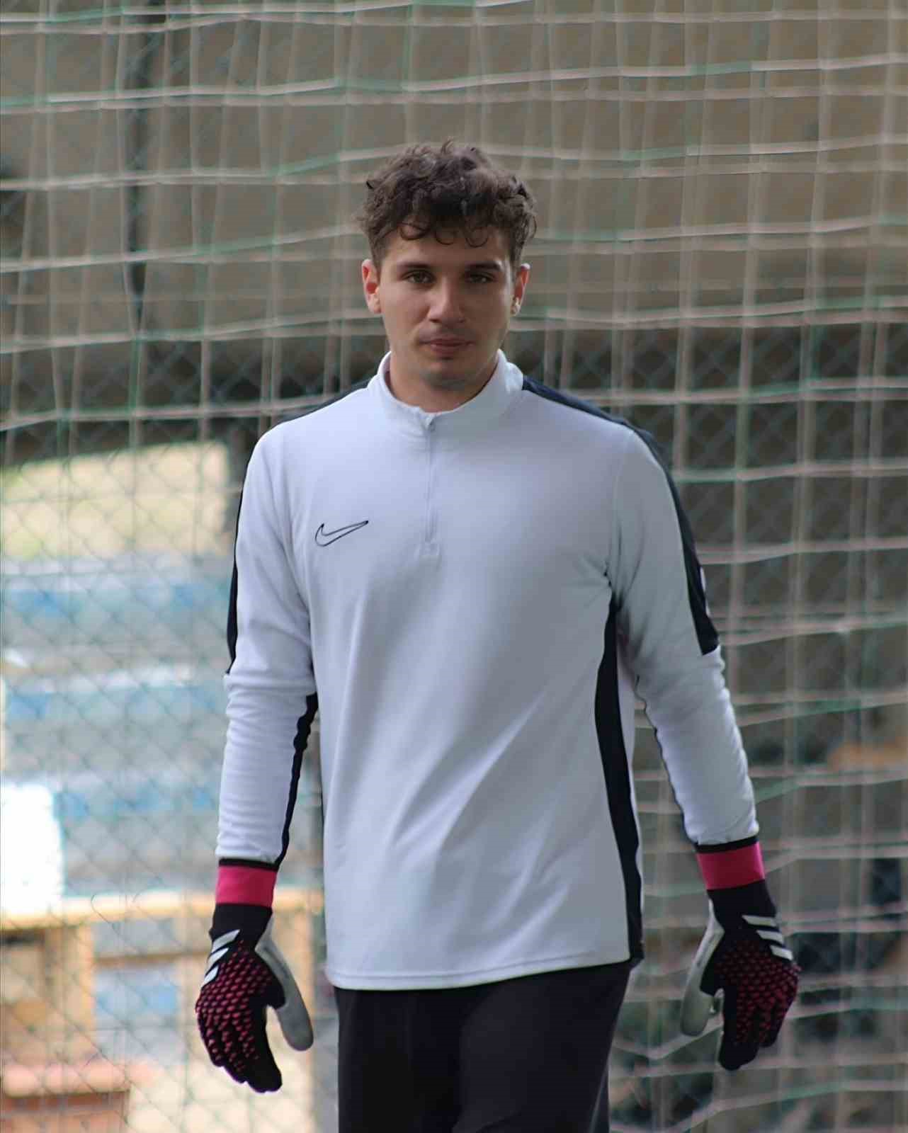 İzmirli kaleci Kaan Tınmaz takımsız kaldı, halı sahaya kiralık kaleci oldu
