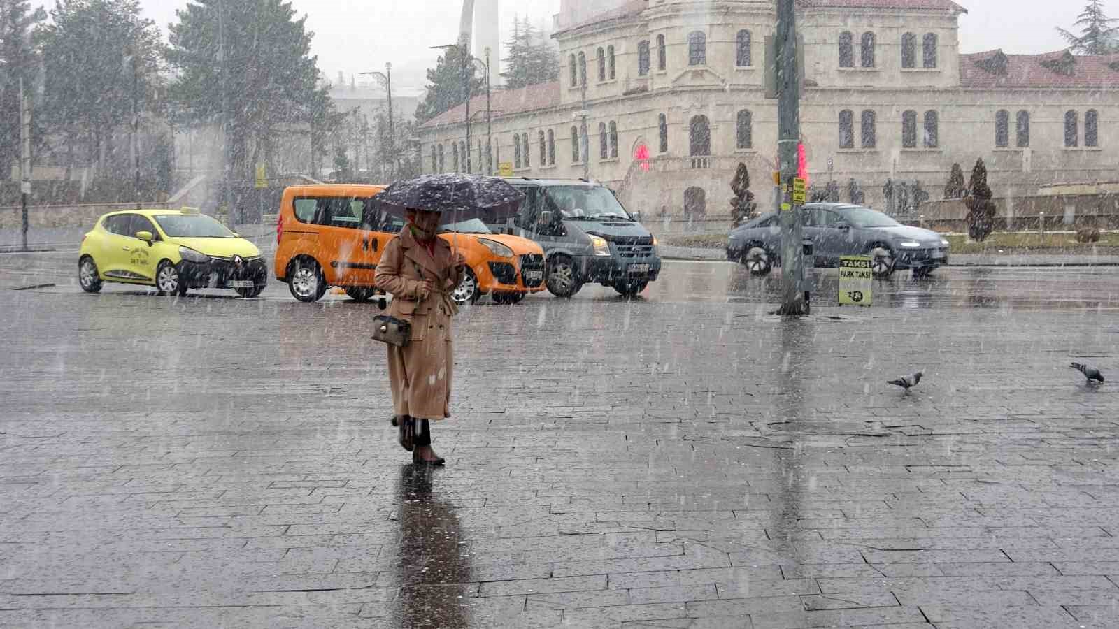Sivas&rsquo;ta kar yağışı etkili oldu, kartpostallık g&ouml;r&uuml;nt&uuml;ler oluştu

