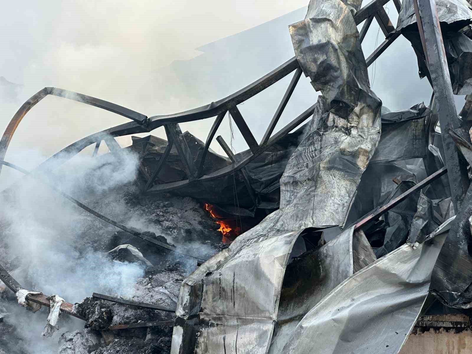 Uşak&rsquo;ta iplik fabrikasında &ccedil;ıkan yangın b&uuml;y&uuml;meden s&ouml;nd&uuml;r&uuml;ld&uuml;
