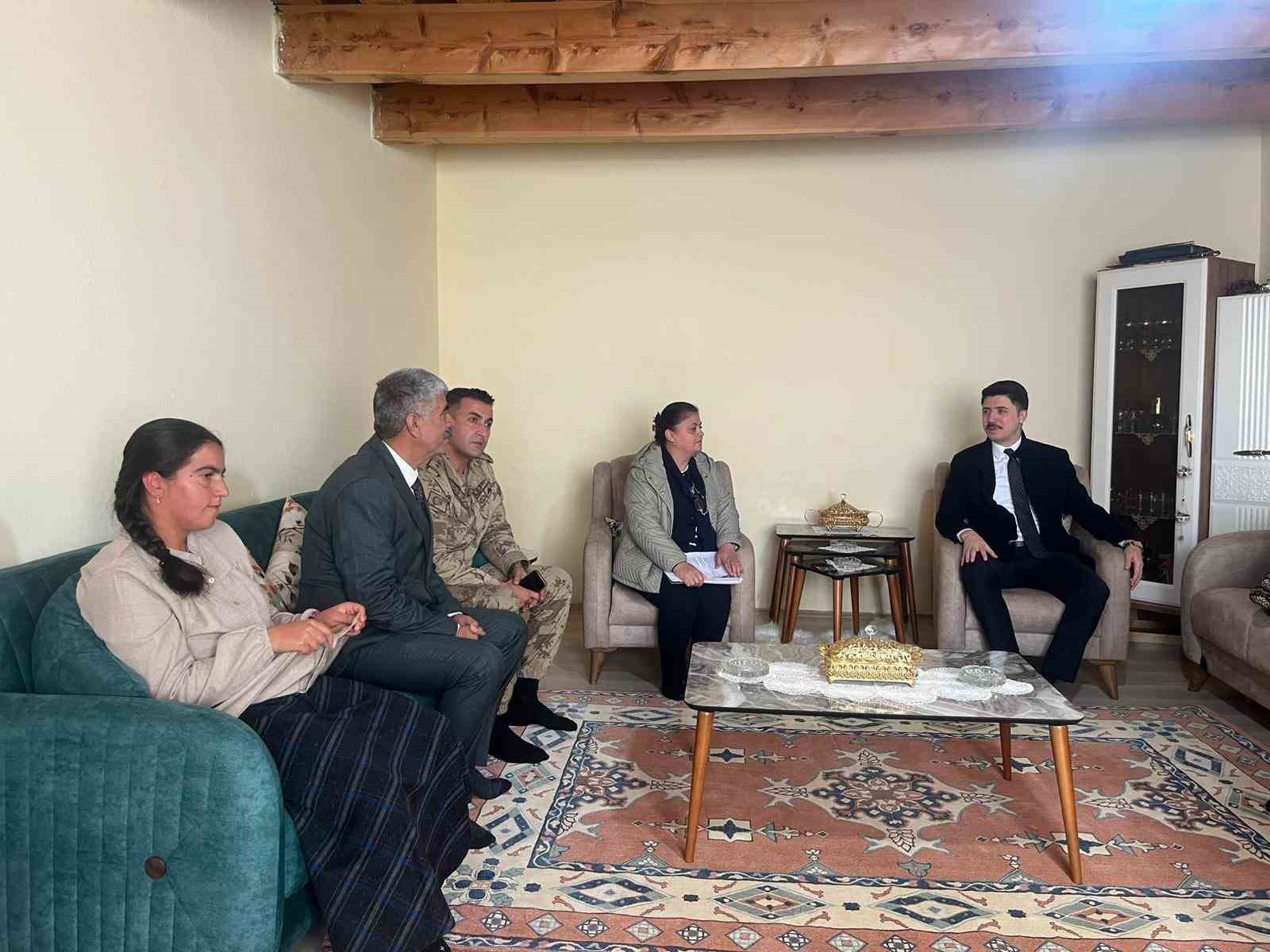 Digor Kaymakamı Kahraman, g&ouml;n&uuml;llere dokunmaya devam ediyor
