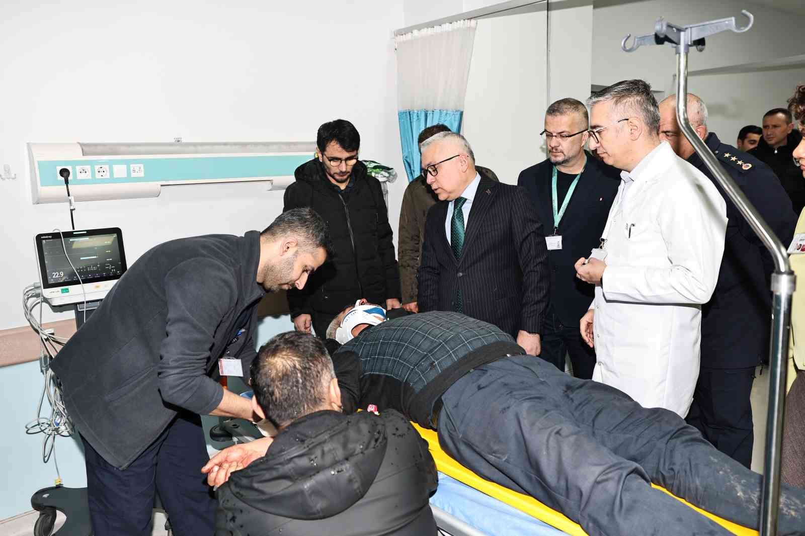 Sivas Valisi, servis kazasında yaralanan öğrencileri ziyaret etti