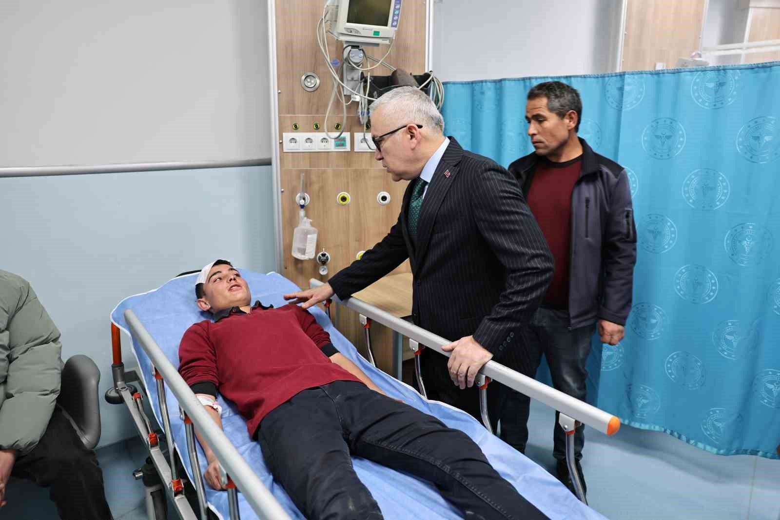 Sivas Valisi, servis kazasında yaralanan &ouml;ğrencileri ziyaret etti
