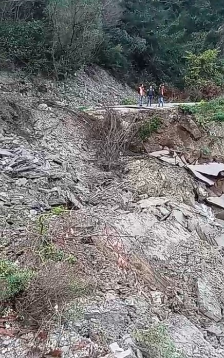 Kastamonu&rsquo;da heyelan: İnebolu-Doğanyurt-Cide karayolu ulaşıma kapandı

