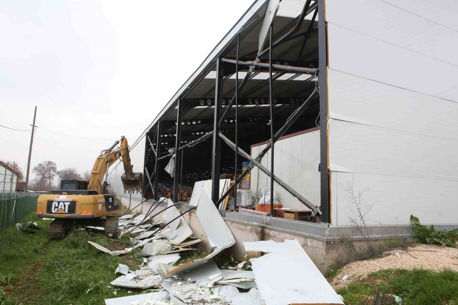 Nil&uuml;fer&rsquo;de iki ka&ccedil;ak yapı daha yıkıldı
