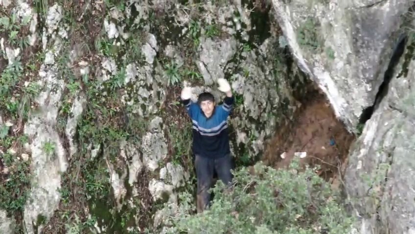 Yaşam için son çığlığı 4’üncü gün duyuldu: Dağın zirvesinde mahsur kalan genç için ekipler seferber oldu