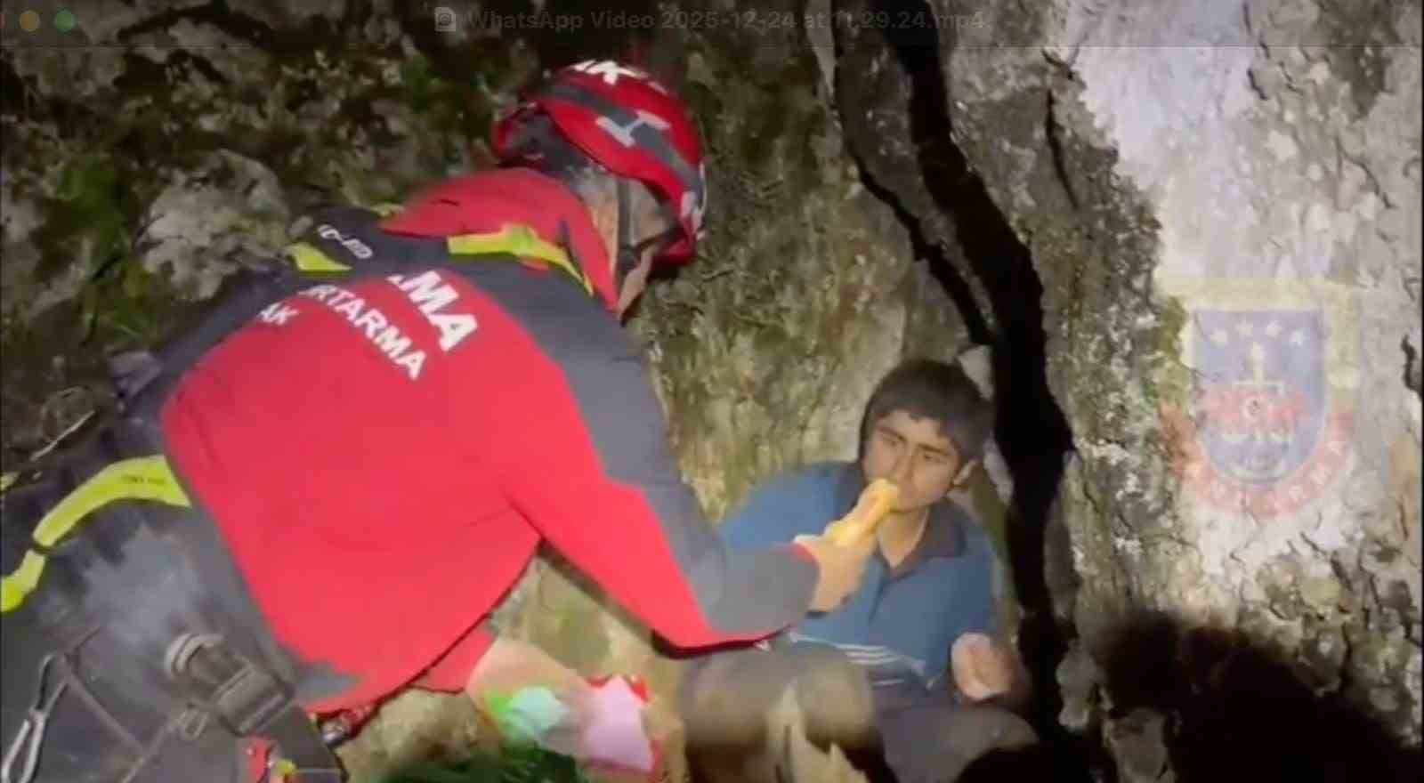 Yaşam i&ccedil;in son &ccedil;ığlığı 4&rsquo;&uuml;nc&uuml; g&uuml;n duyuldu: Dağın zirvesinde mahsur kalan gen&ccedil; i&ccedil;in ekipler seferber oldu

