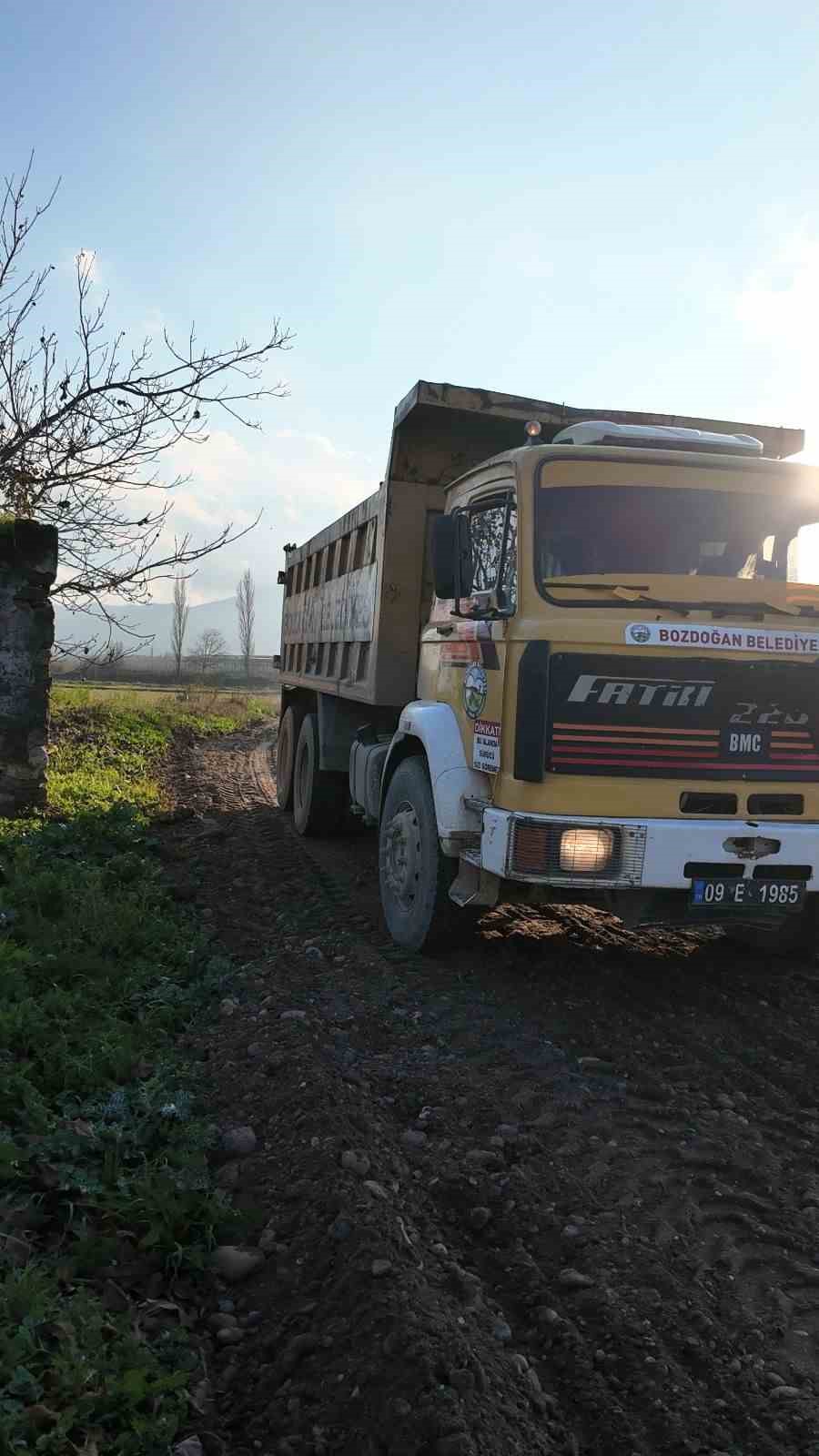 Bozdoğan Belediyesi&rsquo;nden ova yollarında &ccedil;alışma
