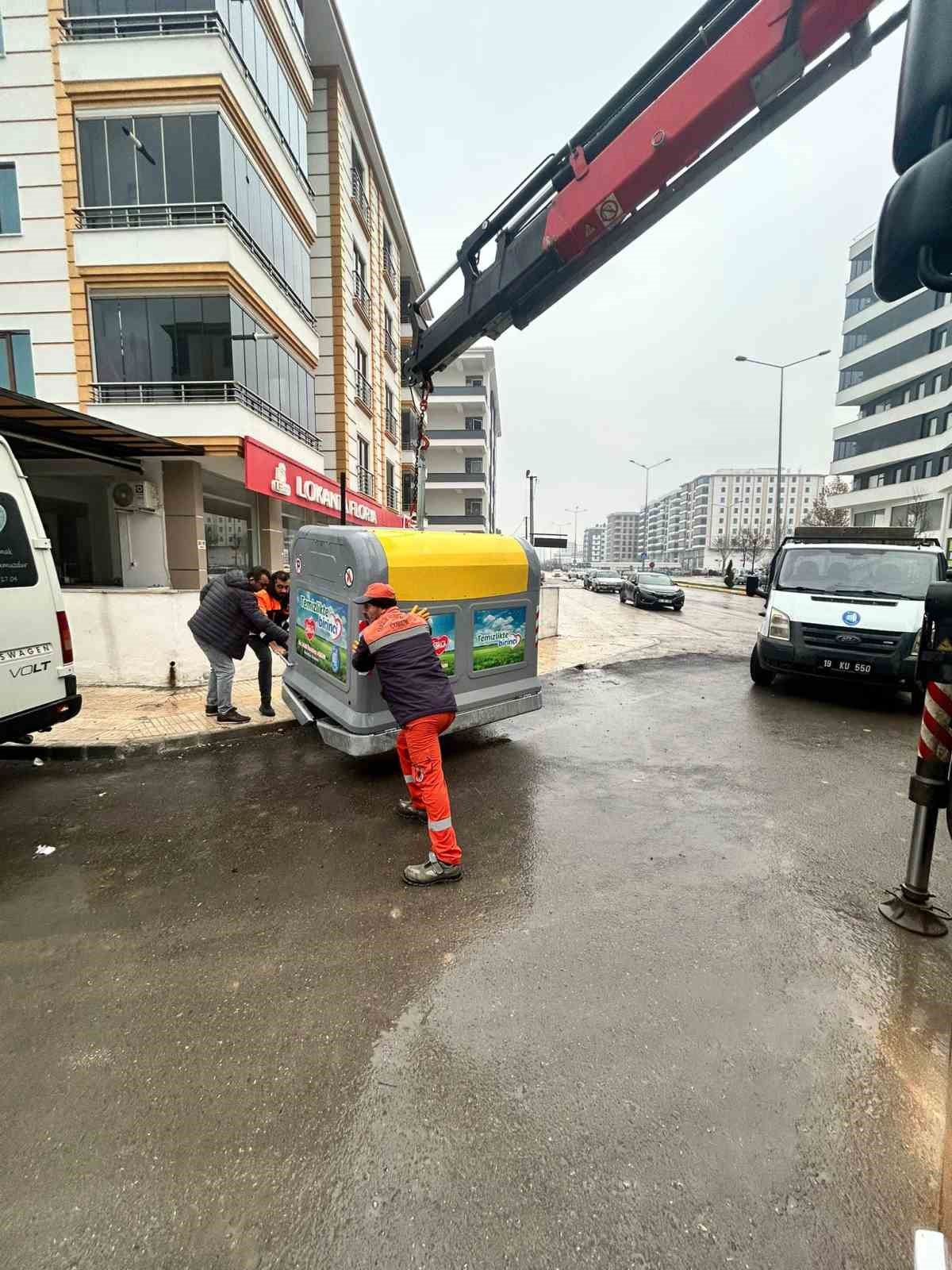 &Ccedil;orum&rsquo;da yeni &ccedil;&ouml;p konteynerleri yerleştirilmeye başlandı
