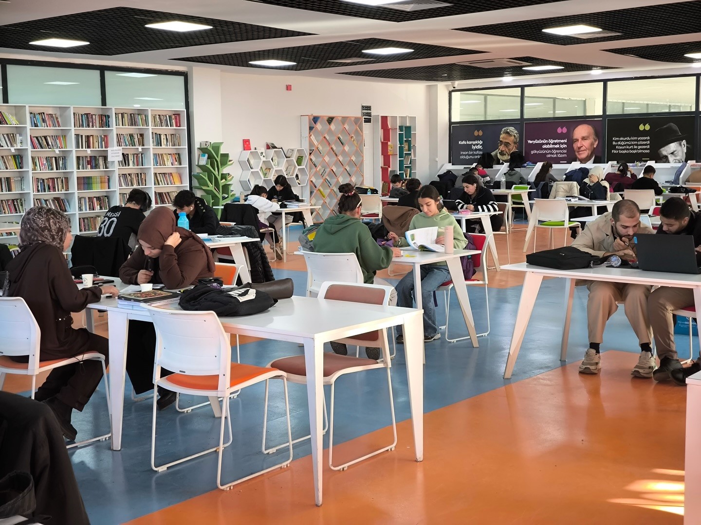 &Ccedil;ilesiz K&uuml;t&uuml;phanesi gen&ccedil;lerin buluşma noktası oldu
