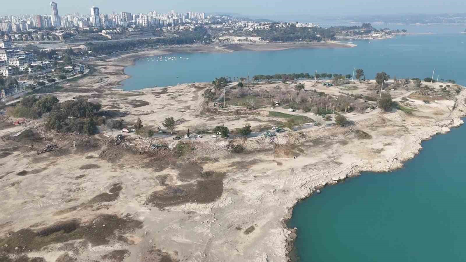 Ka&ccedil;ak yapıların yıkım işlemleri devam ediyor
