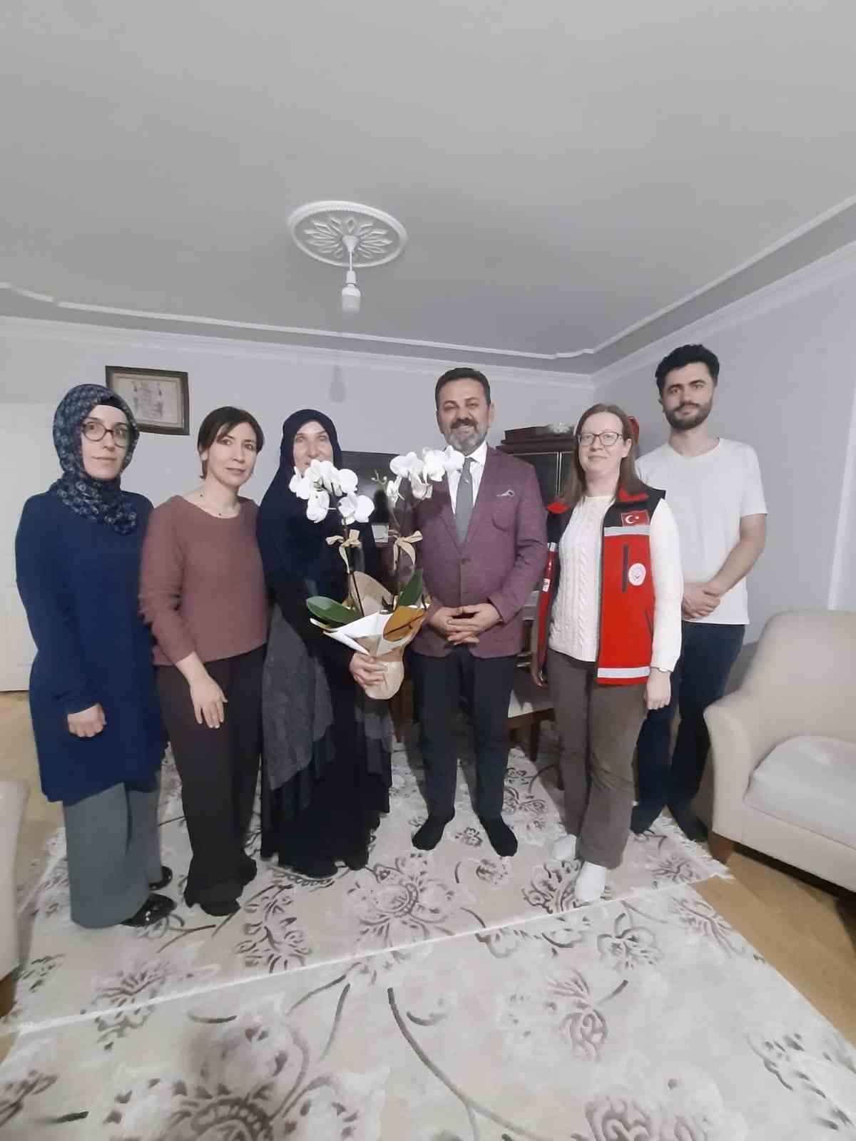 &Ccedil;i&ccedil;ekler şehit annelerinin elleriyle g&uuml;zelleşti
