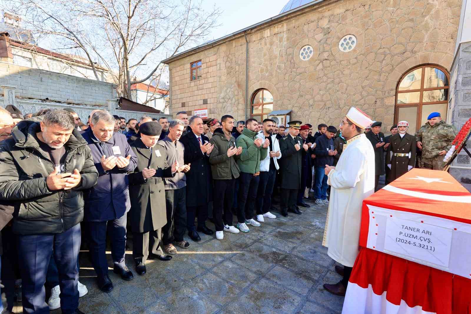 Hayatını kaybeden uzman &ccedil;avuş Arı, son yolculuğuna uğurlandı
