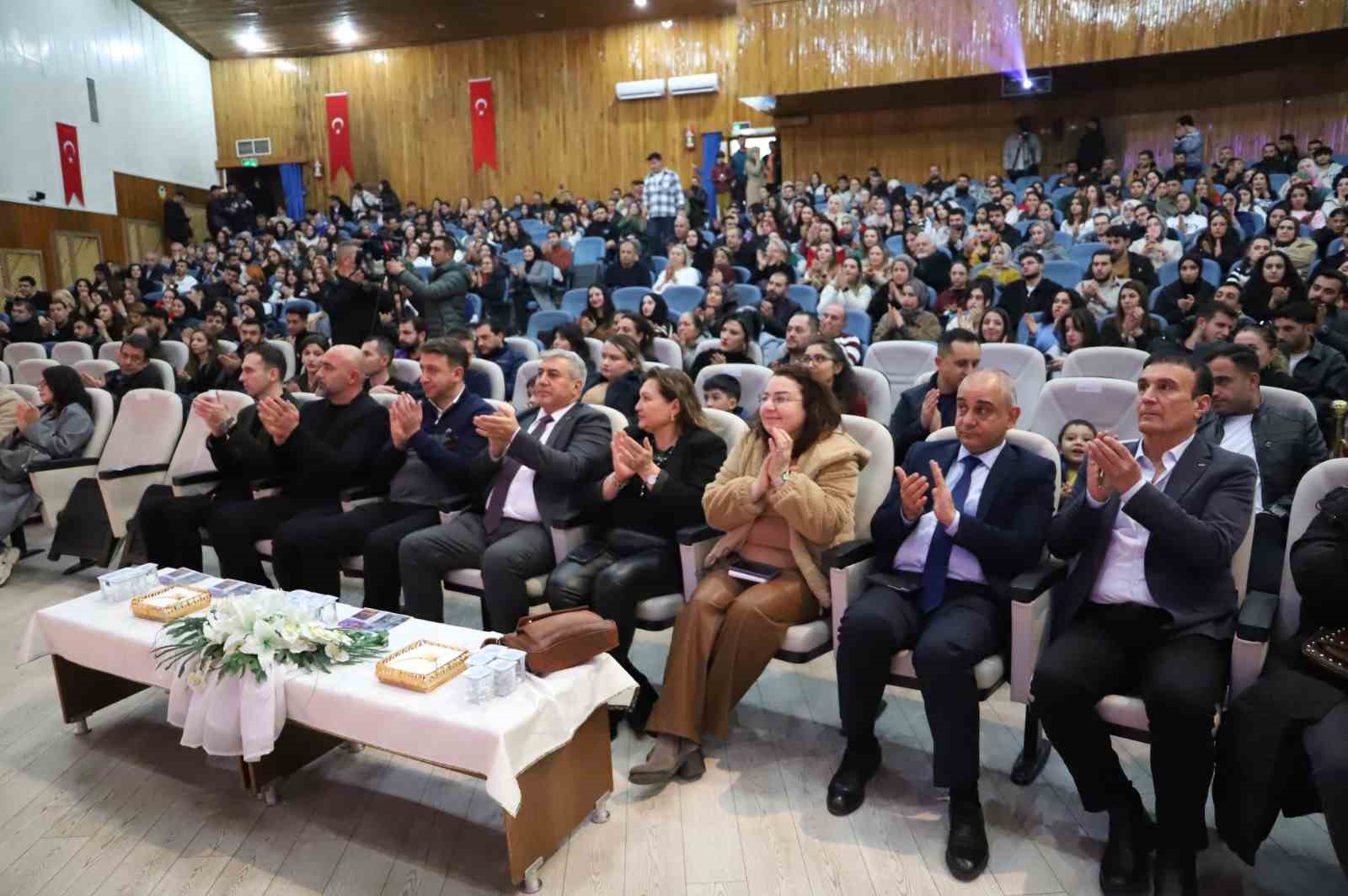 F&Uuml;&rsquo;de bando konseri mest etti
