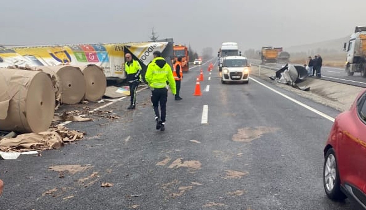 Yaban hayvanı kazaya yol açtı: Devrilen tırın üzerindeki demir plaka başka bir tıra çarptı