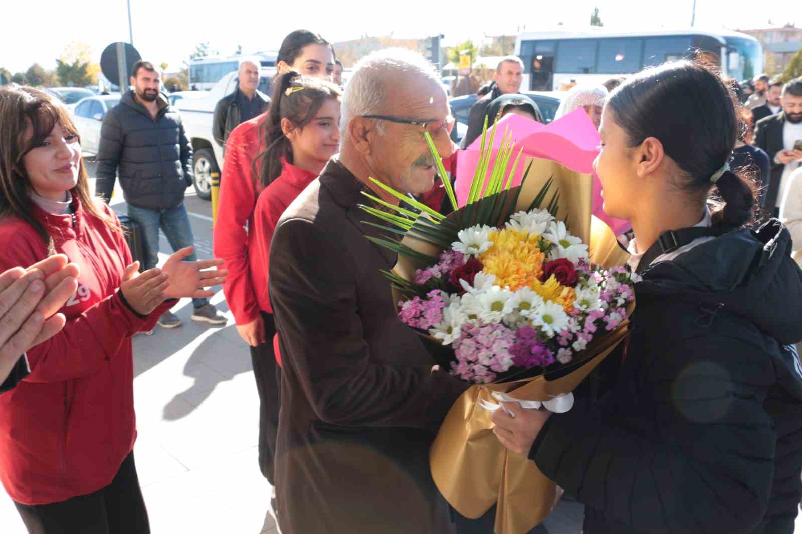 Boksta Avrupa 2.’si olan Asmin Çabas’a, Cizre’de coşkulu karşılama
