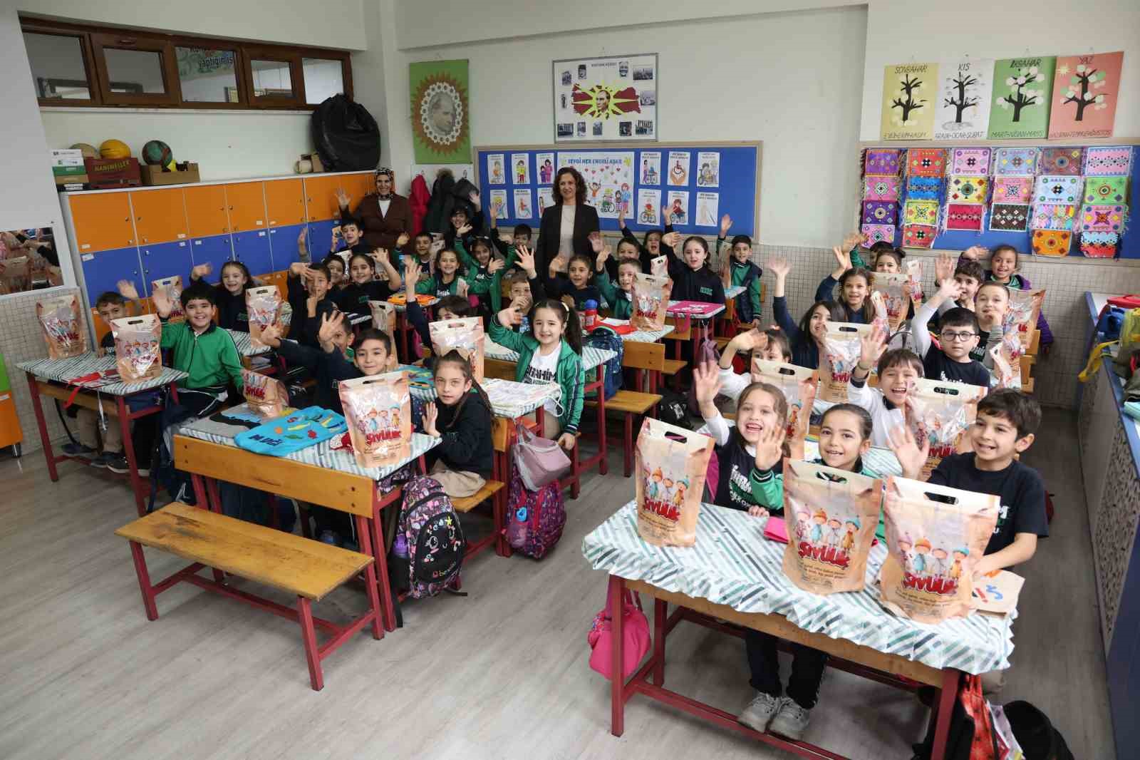 Başkan Altay 31 ilçedeki 220 bin çocuğa şivlilik mutluluğu yaşattı