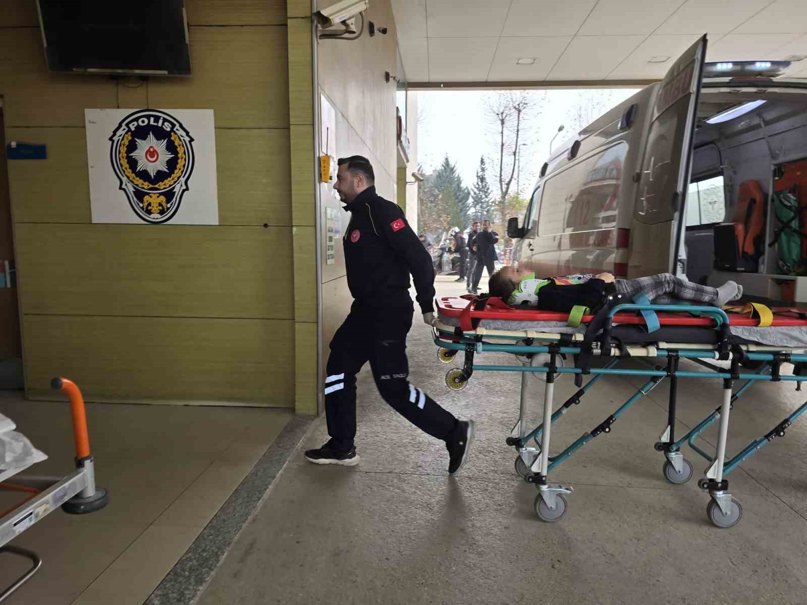 Ticari ara&ccedil; ağaca &ccedil;arptı: 1&rsquo;i &ccedil;ocuk 2 yaralı
