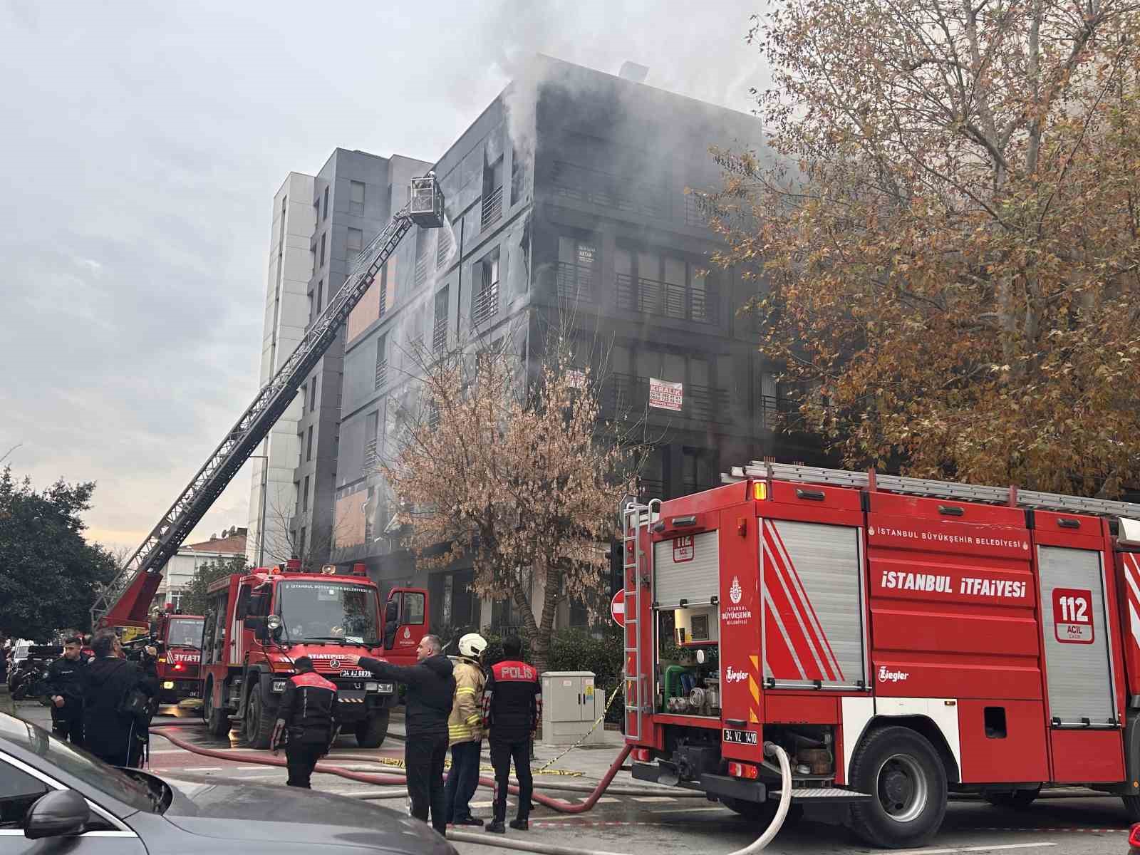 Kadıköy Bağdat Caddesi’nde 5 katlı bir binada yangın çıktı. Binanın tamamını saran yangını söndürme çalışmaları için olay yerine çok sayıda itfaiye ekibi sevk edildi.